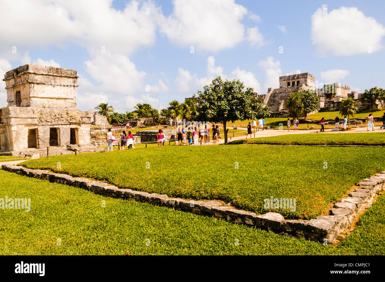 Le rovine della civiltà Maya città a Tulum, sulla costa della penisola dello Yucatan del Messico. Esso è stato una volta noto come zama (alba) perché, essendo sull'estremo lembo orientale del Messico, è stato uno dei primi posti nel paese per vedere l'alba. Tulum era un porto commerciale di commerciare ampiamente in tutta l'America centrale e il Messico centrale. Ora è una popolare destinazione turistica, in parte perché si siede sulle belle spiagge dei caraibi. Foto Stock