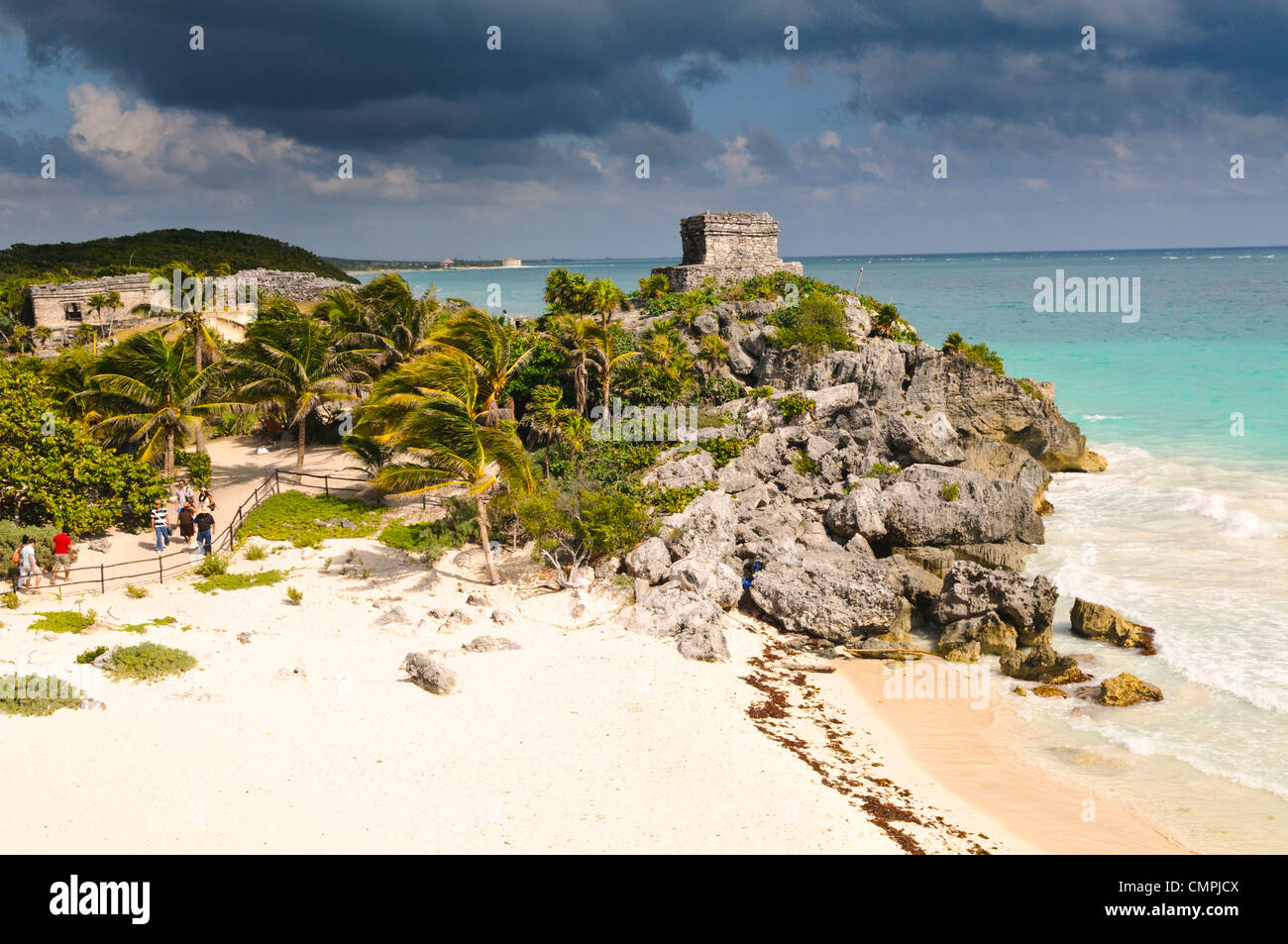 Le rovine della civiltà Maya città a Tulum, sulla costa della penisola dello Yucatan del Messico. Esso è stato una volta noto come zama (alba) perché, essendo sull'estremo lembo orientale del Messico, è stato uno dei primi posti nel paese per vedere l'alba. Tulum era un porto commerciale di commerciare ampiamente in tutta l'America centrale e il Messico centrale. Ora è una popolare destinazione turistica, in parte perché si siede sulle belle spiagge dei caraibi. Foto Stock