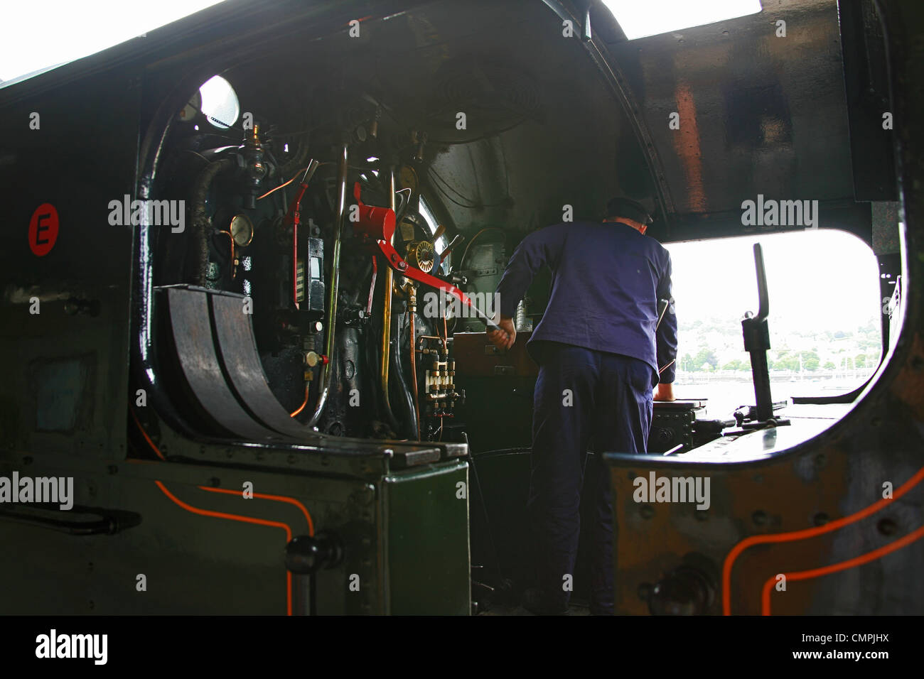 Guardando nella cabina di ex GWR locomotiva a vapore 5239 "Goliath" in Paignton - Stazione Ferroviaria di Dartmouth, Devon, Inghilterra, Regno Unito Foto Stock