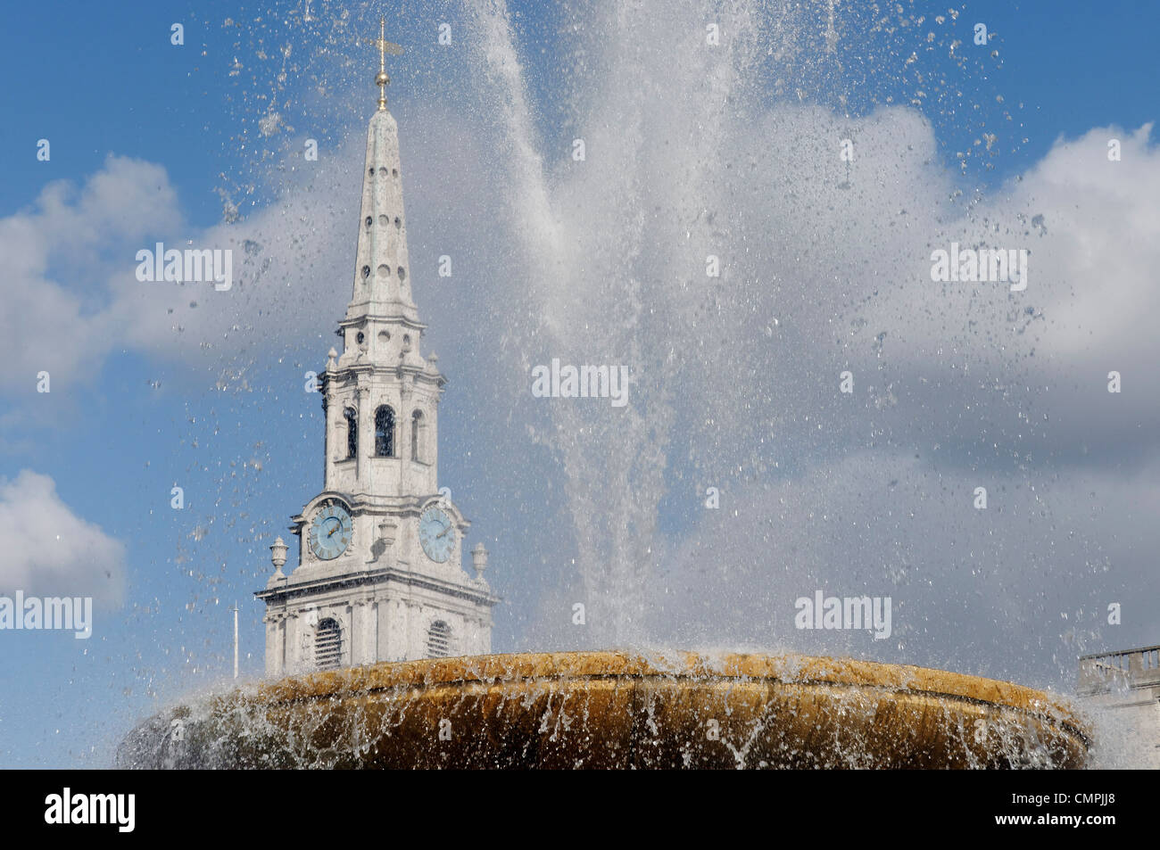 St Martin nei campi e la Trafalgar Square fontane, London REGNO UNITO Foto Stock