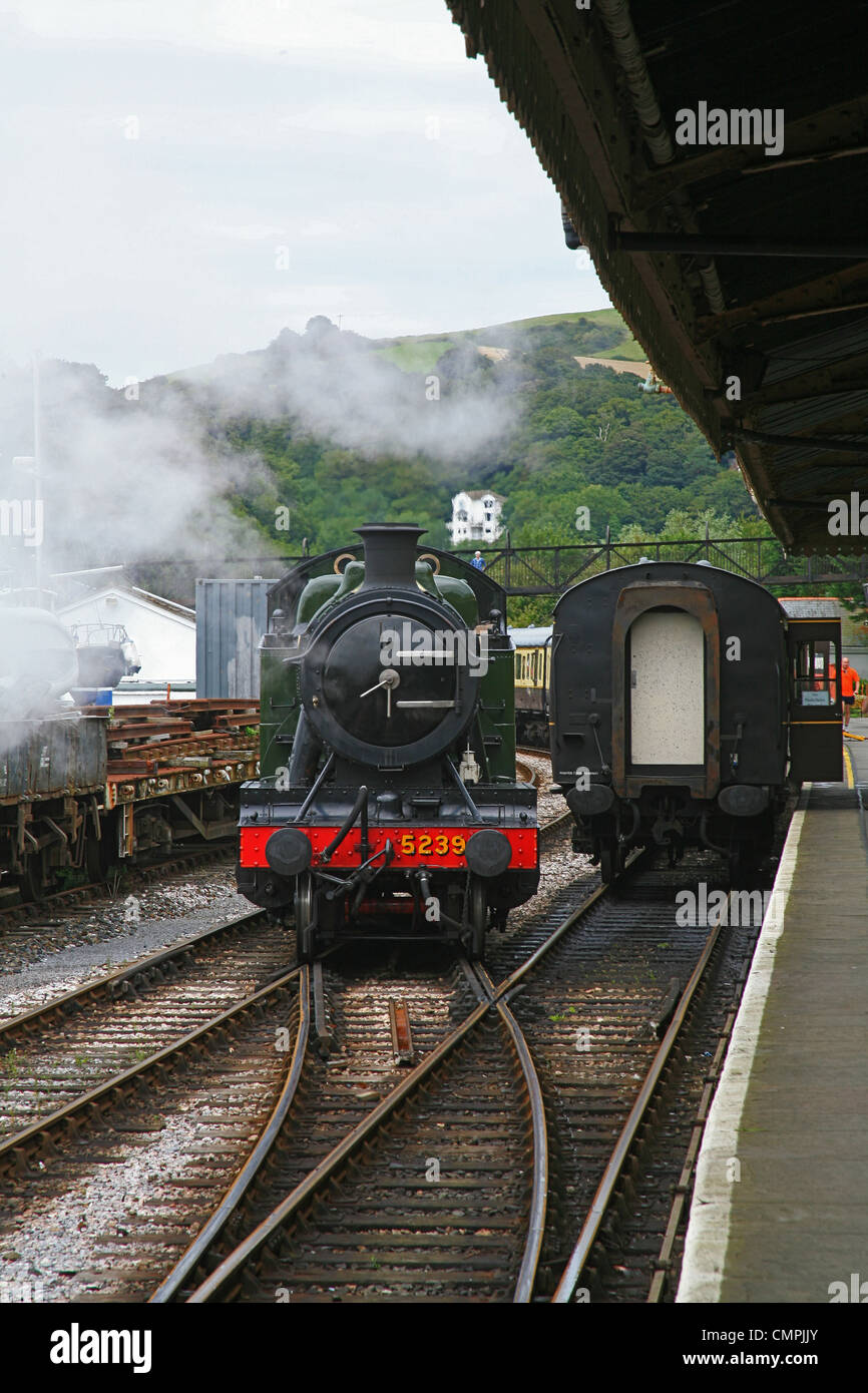 Ex GWR locomotiva a vapore 5239 "Golia' alla stazione di Kingswear in Paignton - Stazione Ferroviaria di Dartmouth, Devon, Inghilterra, Regno Unito Foto Stock