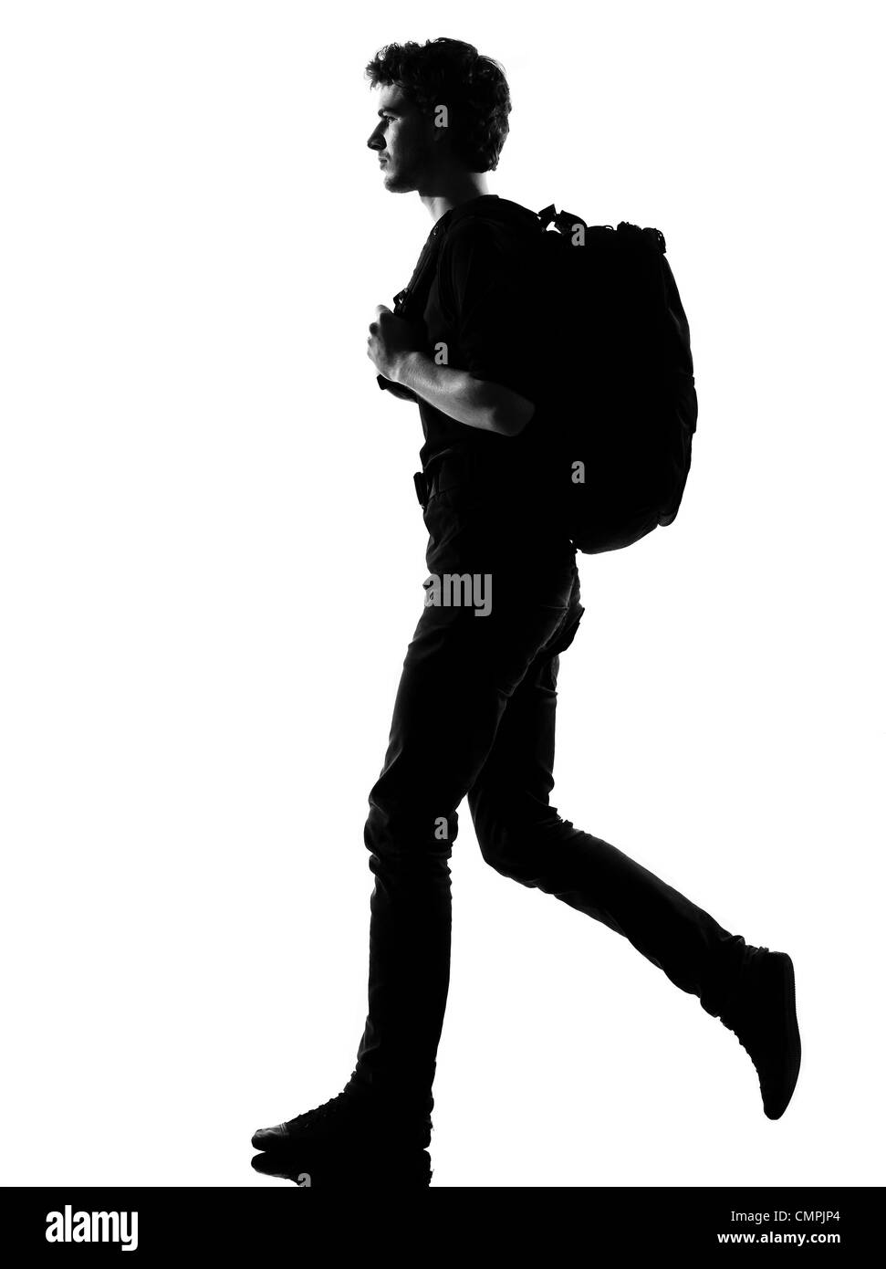 Giovane uomo backpacker silhouette a piedi in studio isolato su sfondo bianco Foto Stock