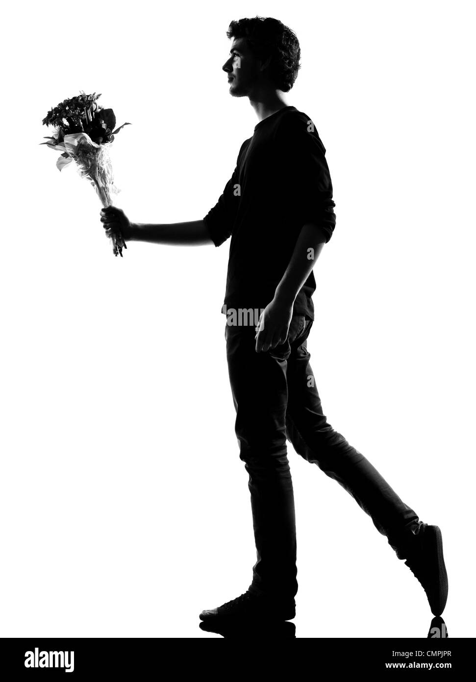 Giovane uomo che offre bouquet di fiori silhouette in studio isolato su sfondo bianco Foto Stock