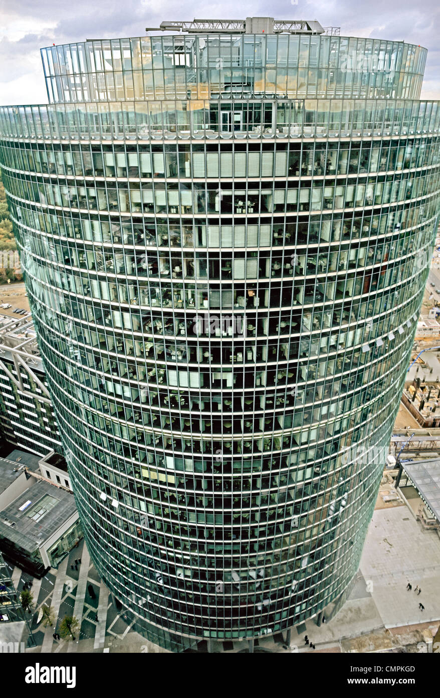 Vista panoramica verso il basso di Berlino ufficio Sony tower su Potsdamer Platz. Foto Stock