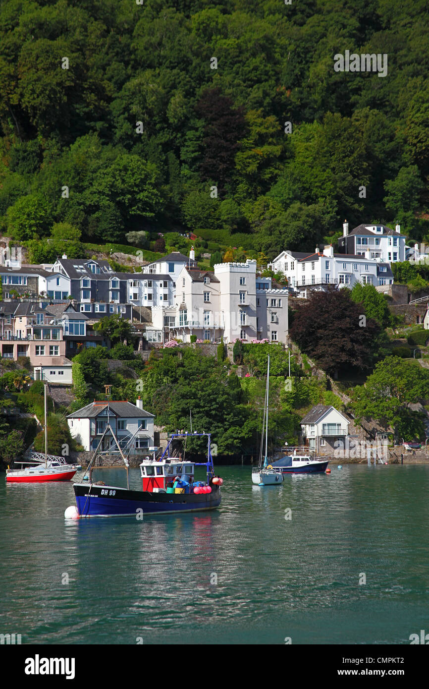Costoso e singole proprietà fronte mare sul fiume Dart a Dartmouth, Devon, Inghilterra, Regno Unito Foto Stock