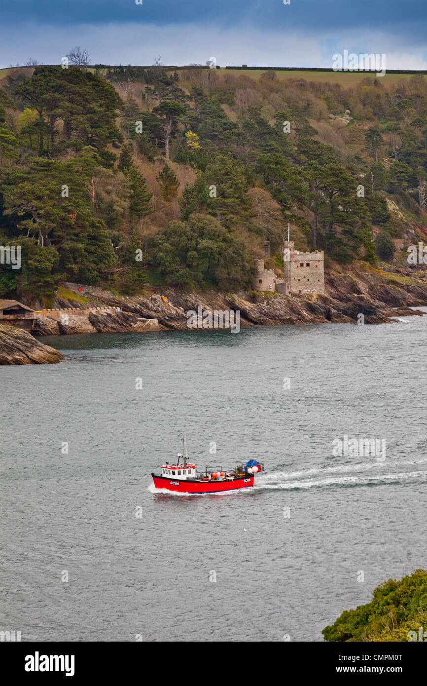 Una piccola barca da pesca passa Kingswear castello a guardia l ingresso del fiume Dart, Devon, Inghilterra, Regno Unito Foto Stock