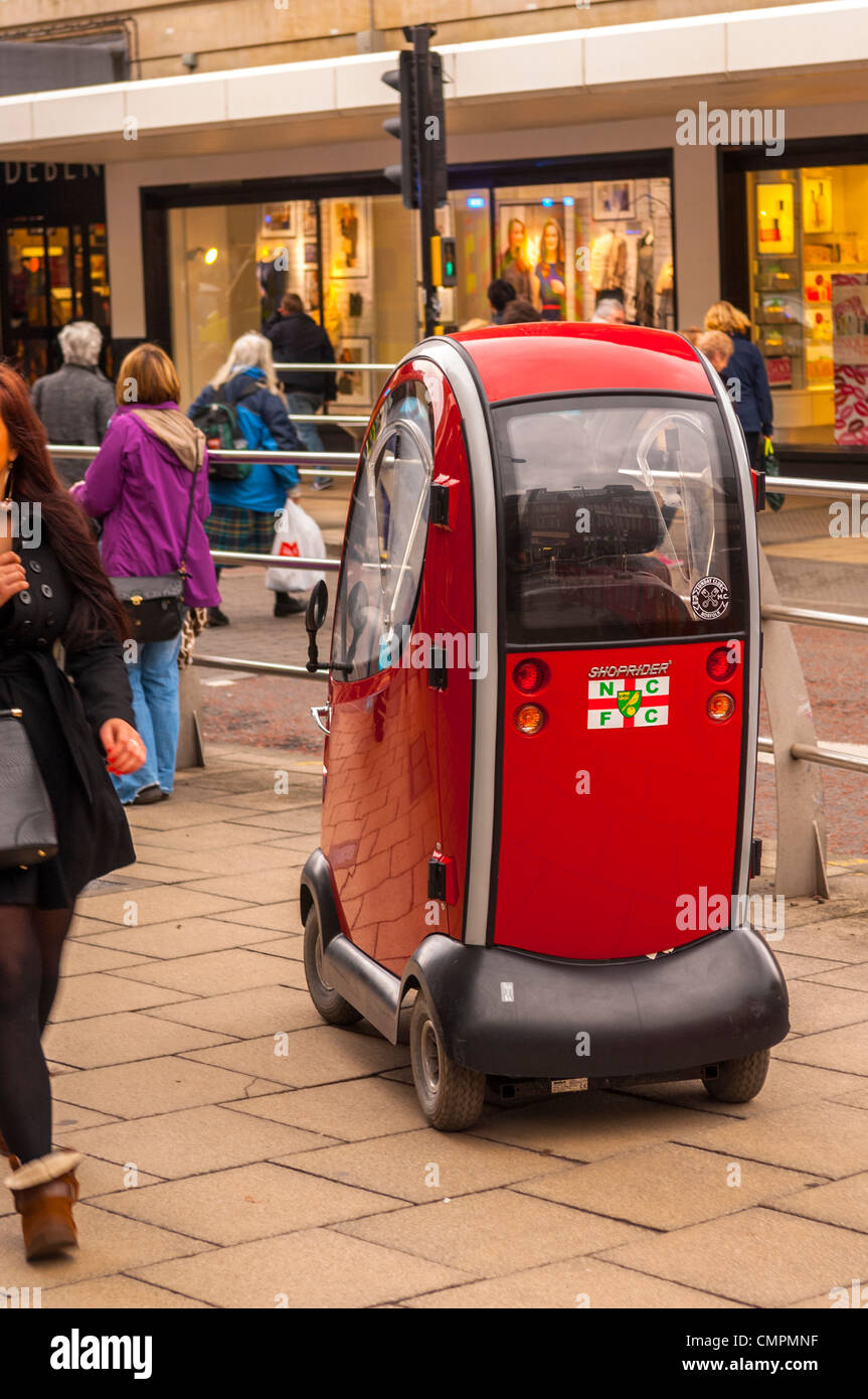 Una mobilità Shoprider scooter in Norwich , Norfolk , Inghilterra , Inghilterra , Regno Unito Foto Stock