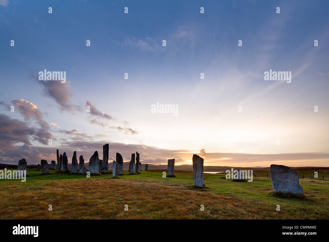 Tramonto a Callanish cerchio di pietra sull'isola delle Ebridi di Lewis, Ebridi Esterne, Scotland, Regno Unito, Europa Foto Stock