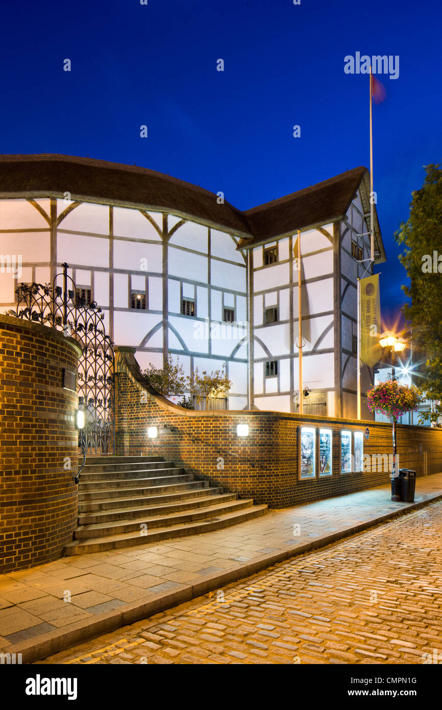 Il Globe Theatre al crepuscolo, Bankside, South Bank di Londra, Inghilterra, Regno Unito, Europa Foto Stock