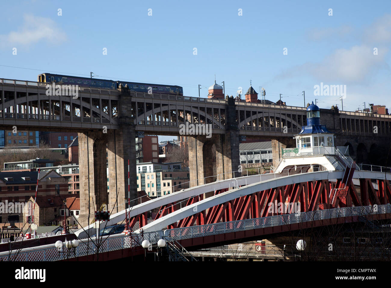 Il livello elevato e il ponte girevole sul fiume Tyne a Newcastle Foto Stock