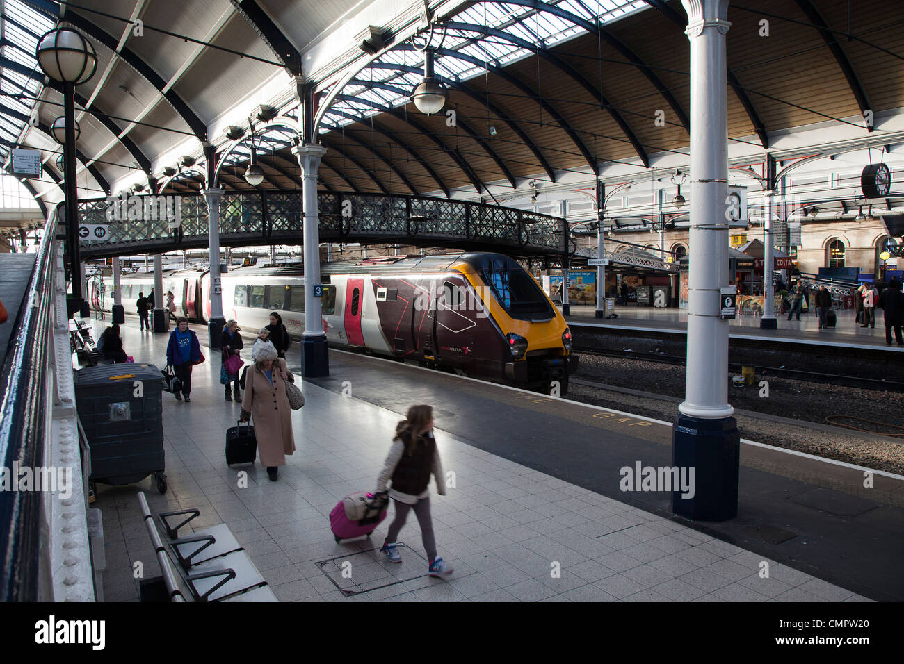 La piattaforma Newcastle upon Tyne Central Station Foto Stock