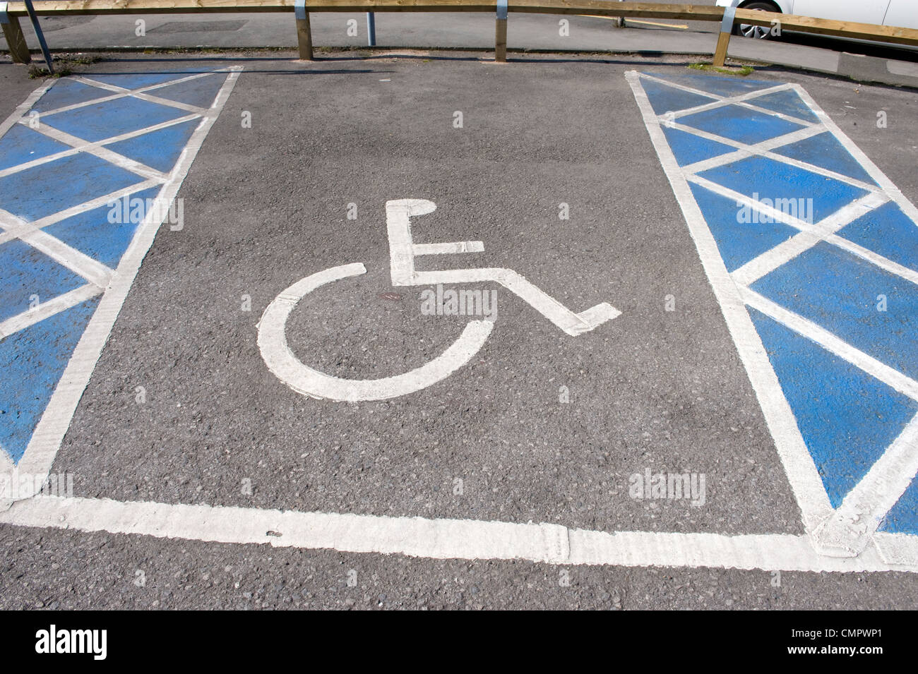 Un parcheggio disabili bay con accesso per sedie a rotelle e parcheggio distanza freccette Foto Stock