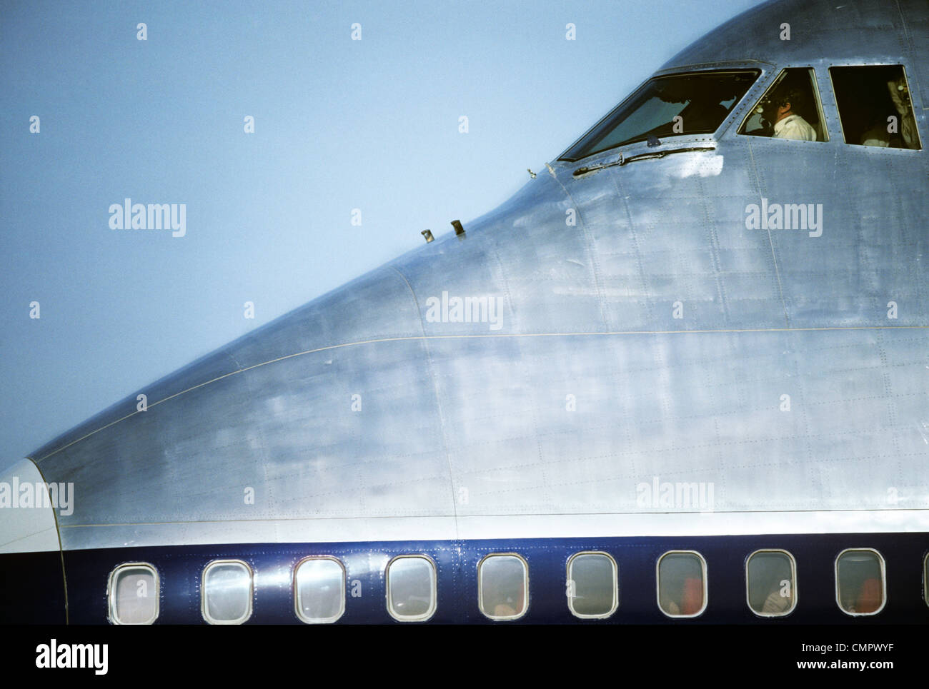 1990s 1991 NASO DI BOEING 747 AEREO CHE MOSTRA IL PILOTA COCKPIT WINDOWS Foto Stock