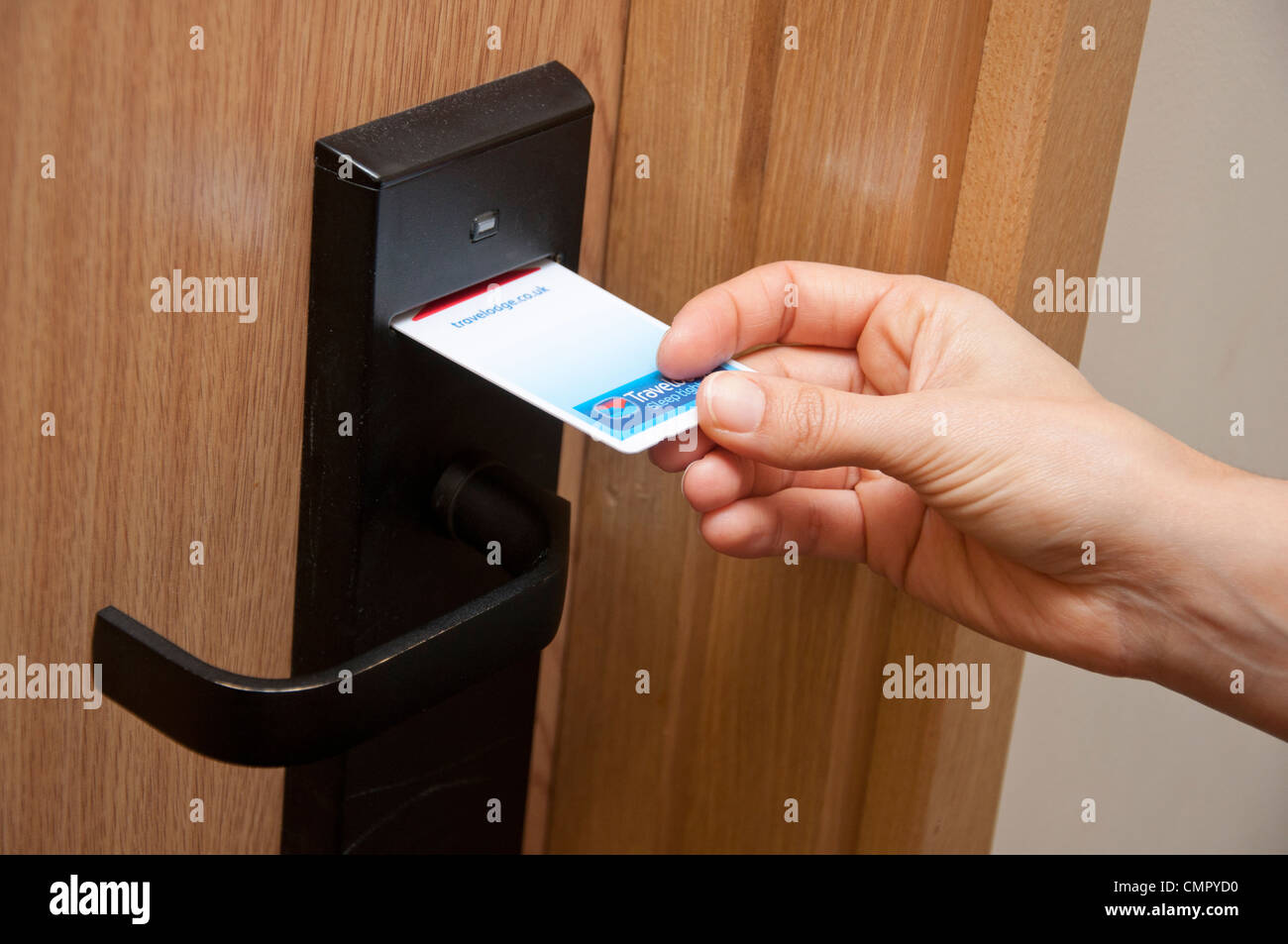 Apertura di un Travelodge hotel camera con un Room key card. Foto Stock