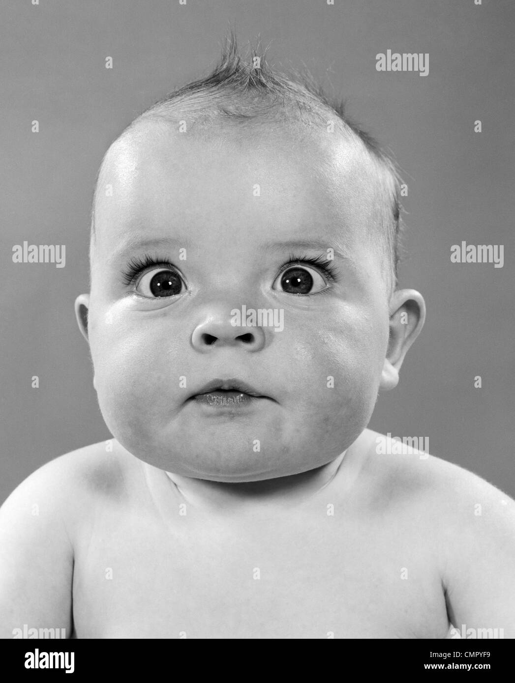 Anni Cinquanta close-up del bambino con occhi sporgenti STARING CROSS-EYED RITRATTO STUDIO Foto Stock