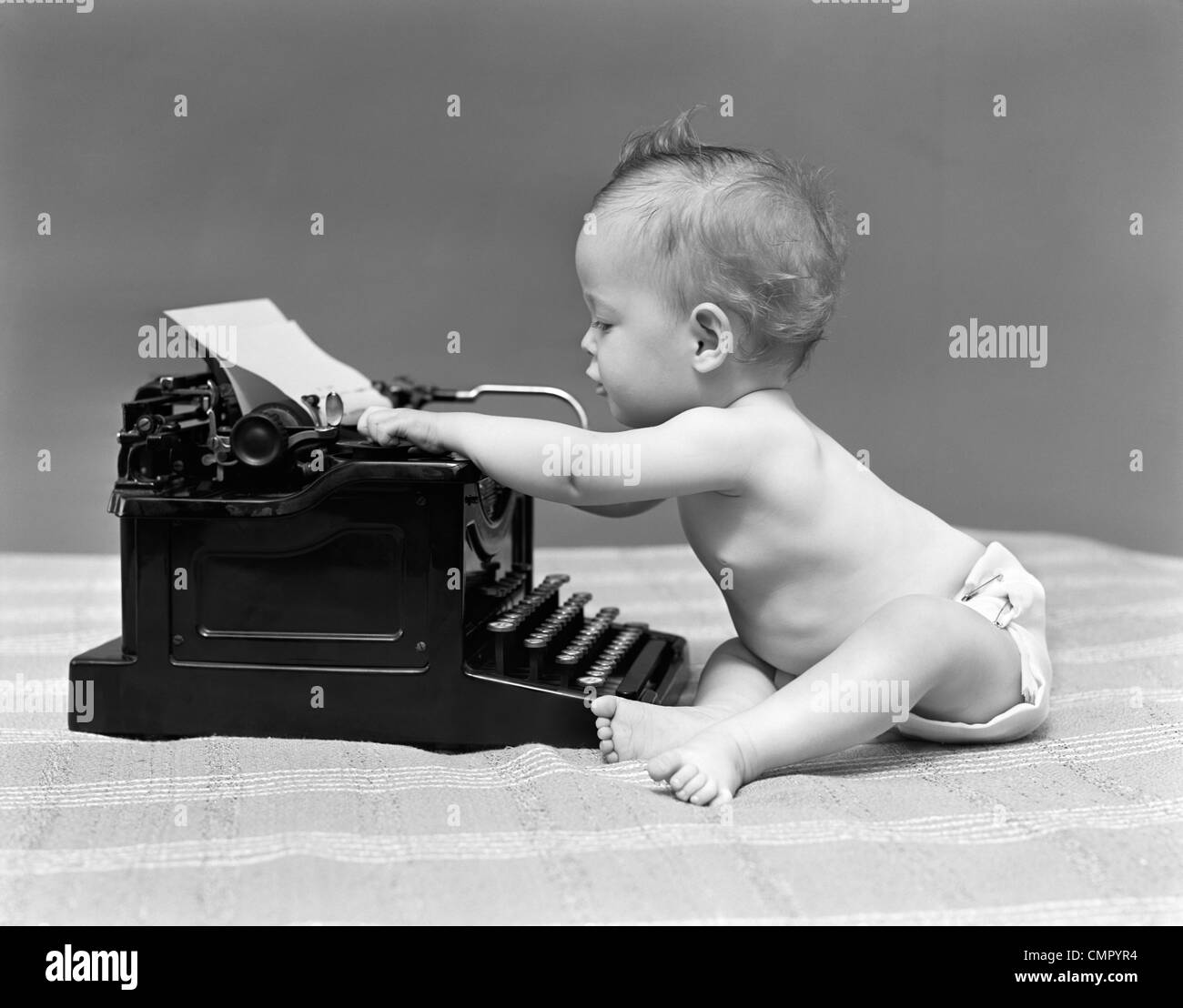 1940s BABY nel pannolino digitando su una macchina da scrivere Foto Stock