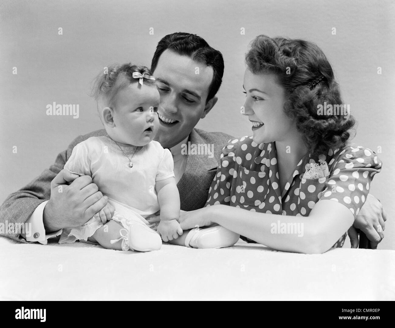 1940s ritratto di famiglia madre PADRE E BAMBINO Foto Stock