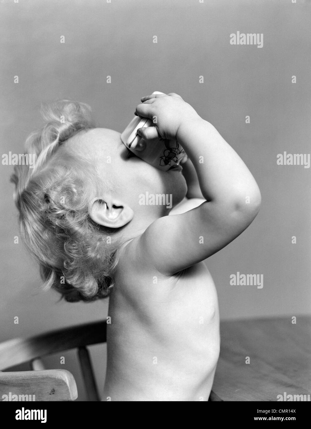 1940s BABY bere dal bicchiere Foto Stock