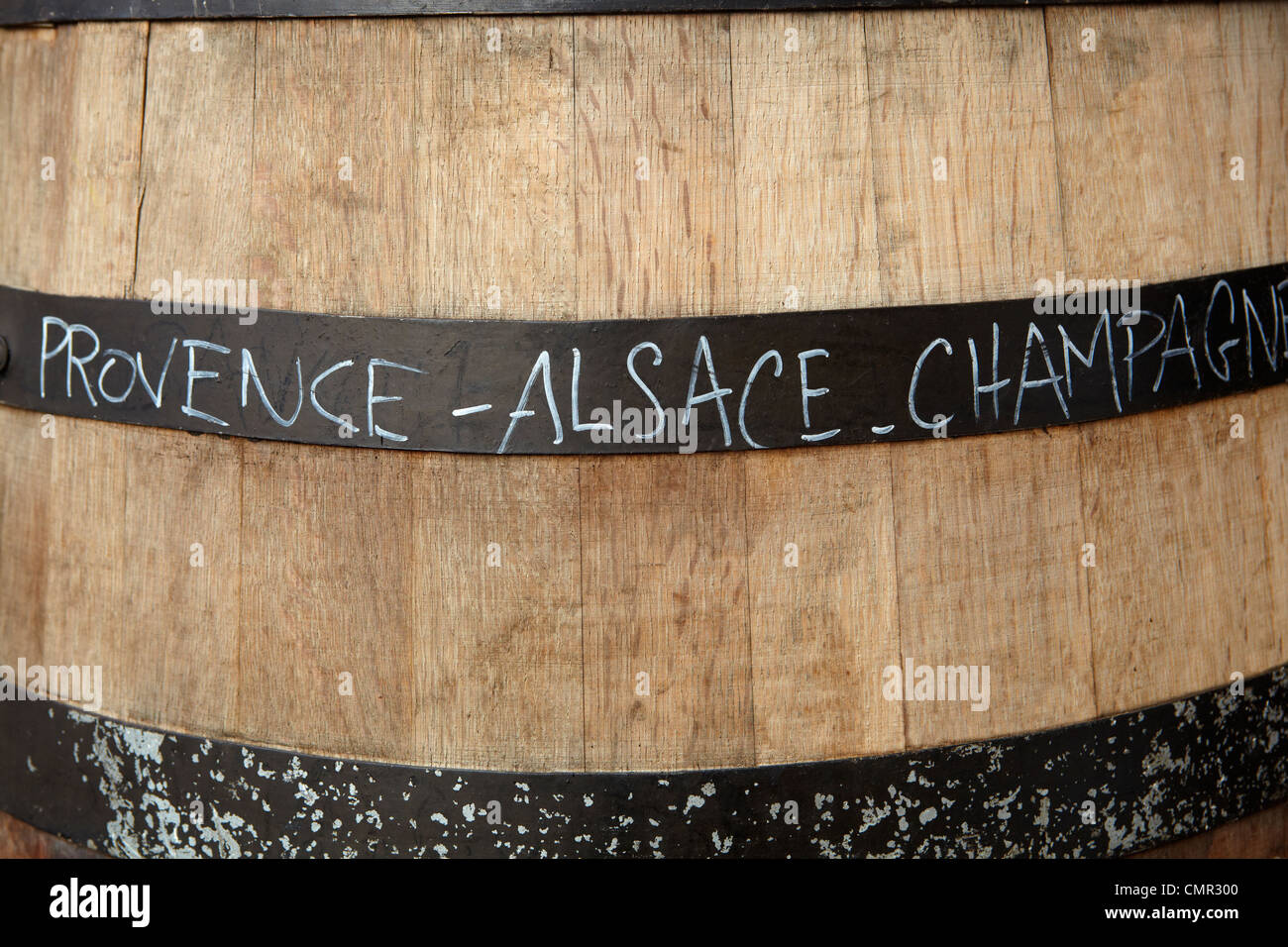Barile di legno con il nome francese di regioni vinicole Foto Stock