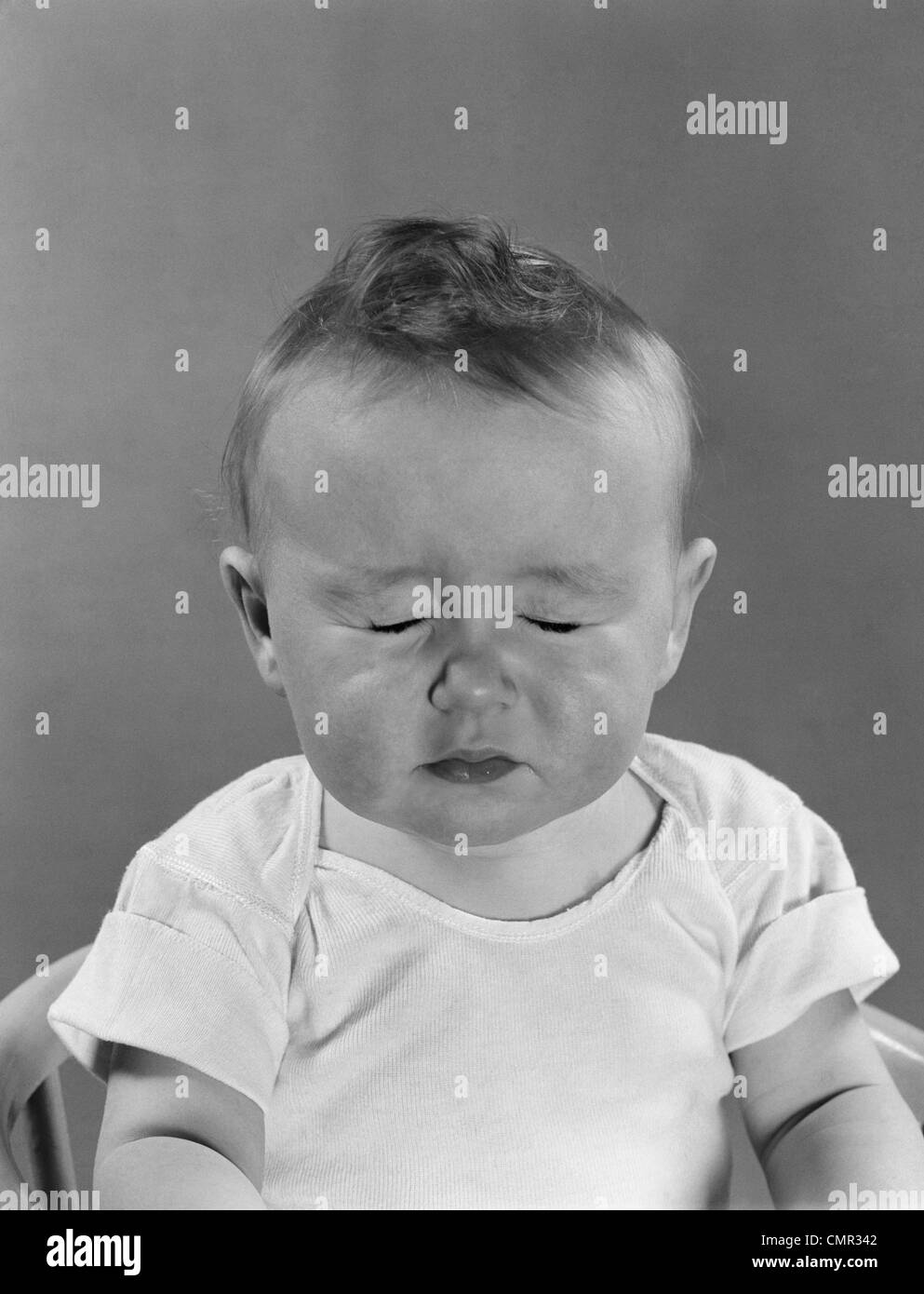 Negli anni quaranta anni cinquanta ritratto bambino con occhi ben chiuso Foto Stock