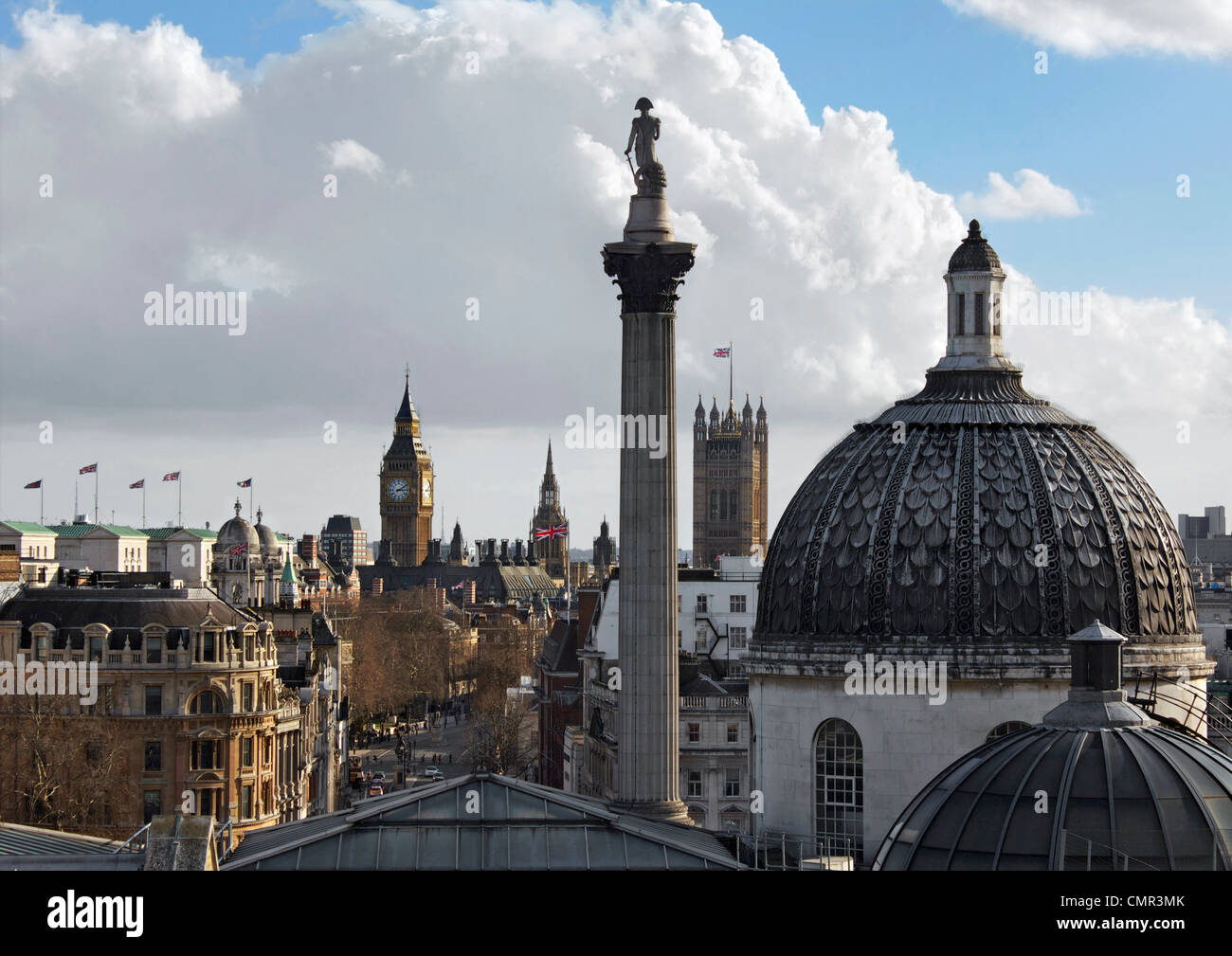 Big Ben, Whitehall, Nelson la colonna e la cupola della National Gallery di Londra, visto dal National Portrait Gallery. Foto Stock