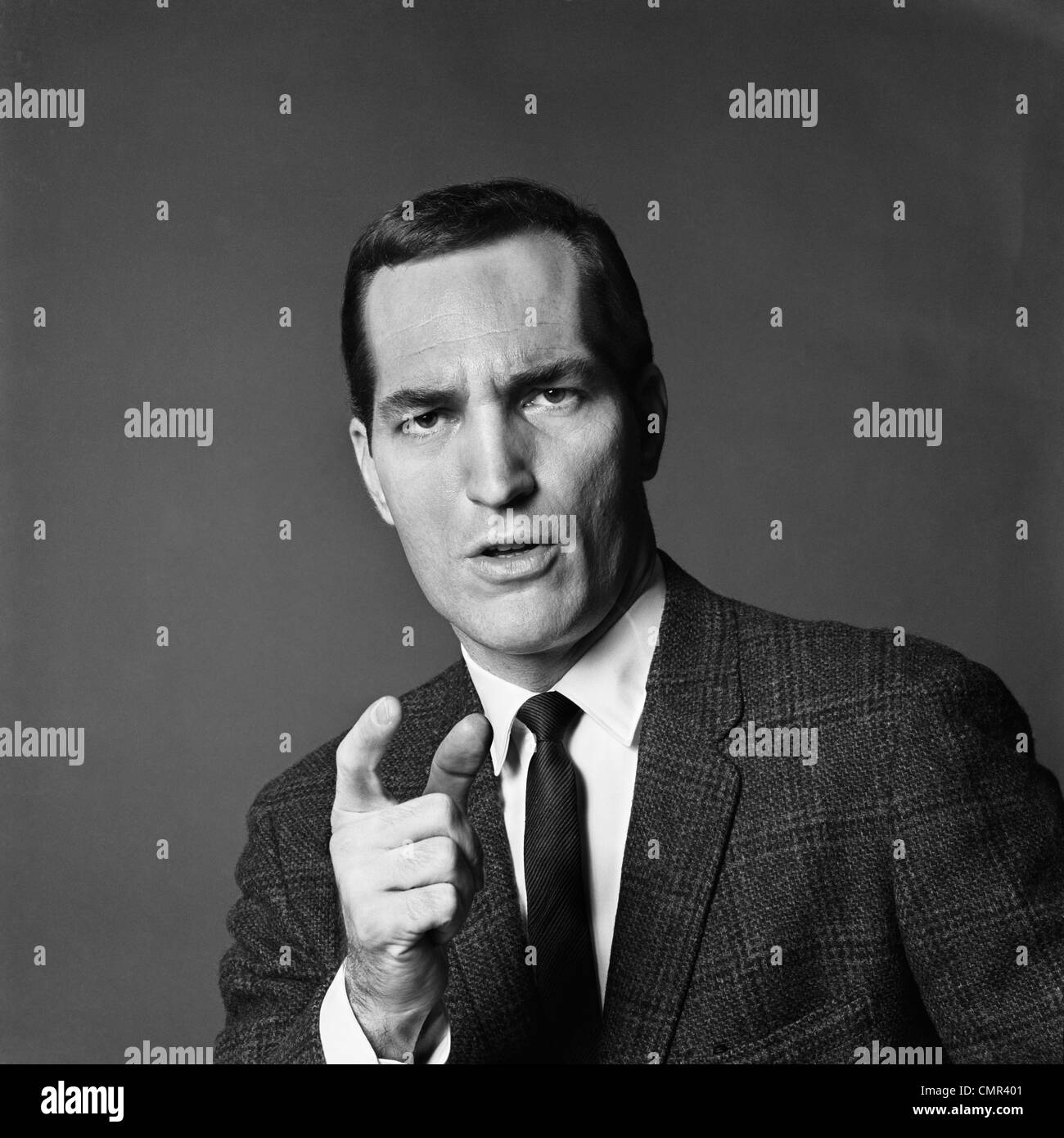 Anni sessanta business man arrabbiato espressione facciale puntando il dito Foto Stock