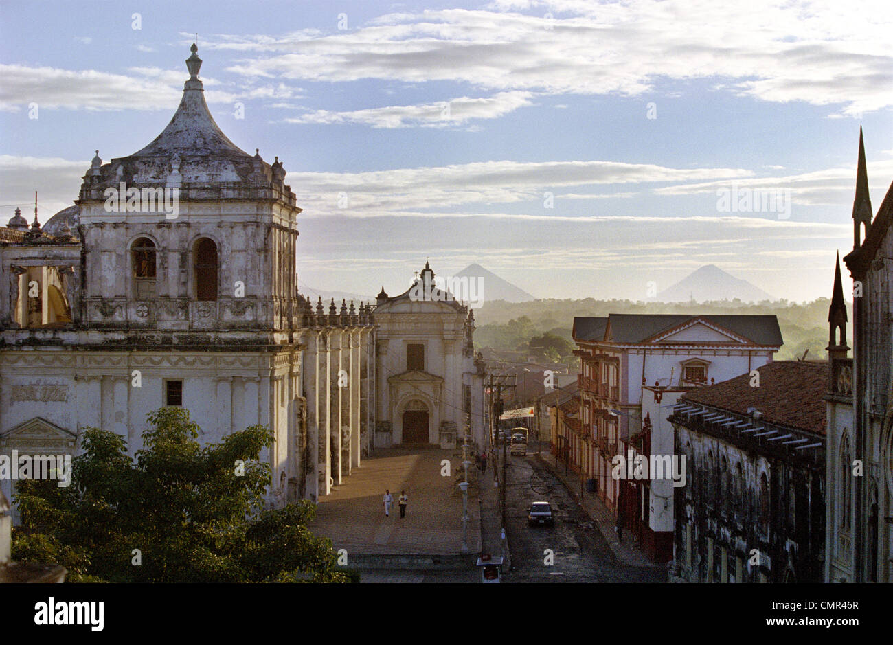Scena di strada in Leon nelle prime ore del mattino con le torri della Cattedrale di León delineato contro il cielo di alba Foto Stock