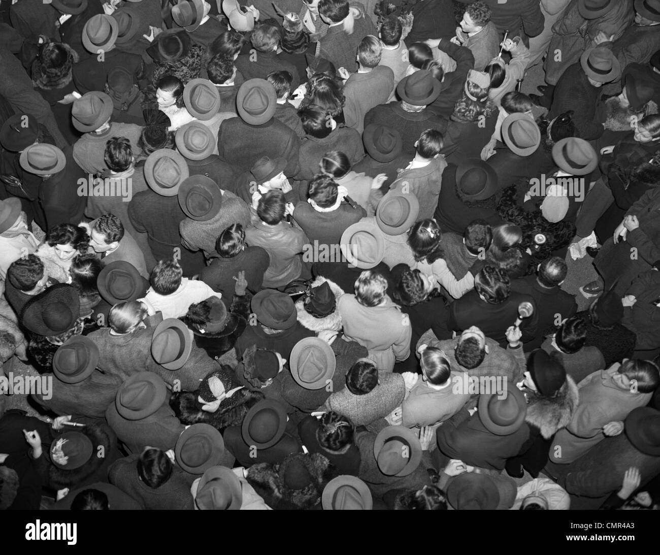 Degli anni Cinquanta Vista aerea della folla DI UOMINI E DONNE IN TIMES SQUARE NYC per celebrare il nuovo anno molti CAPPELLI OUTDOOR Foto Stock