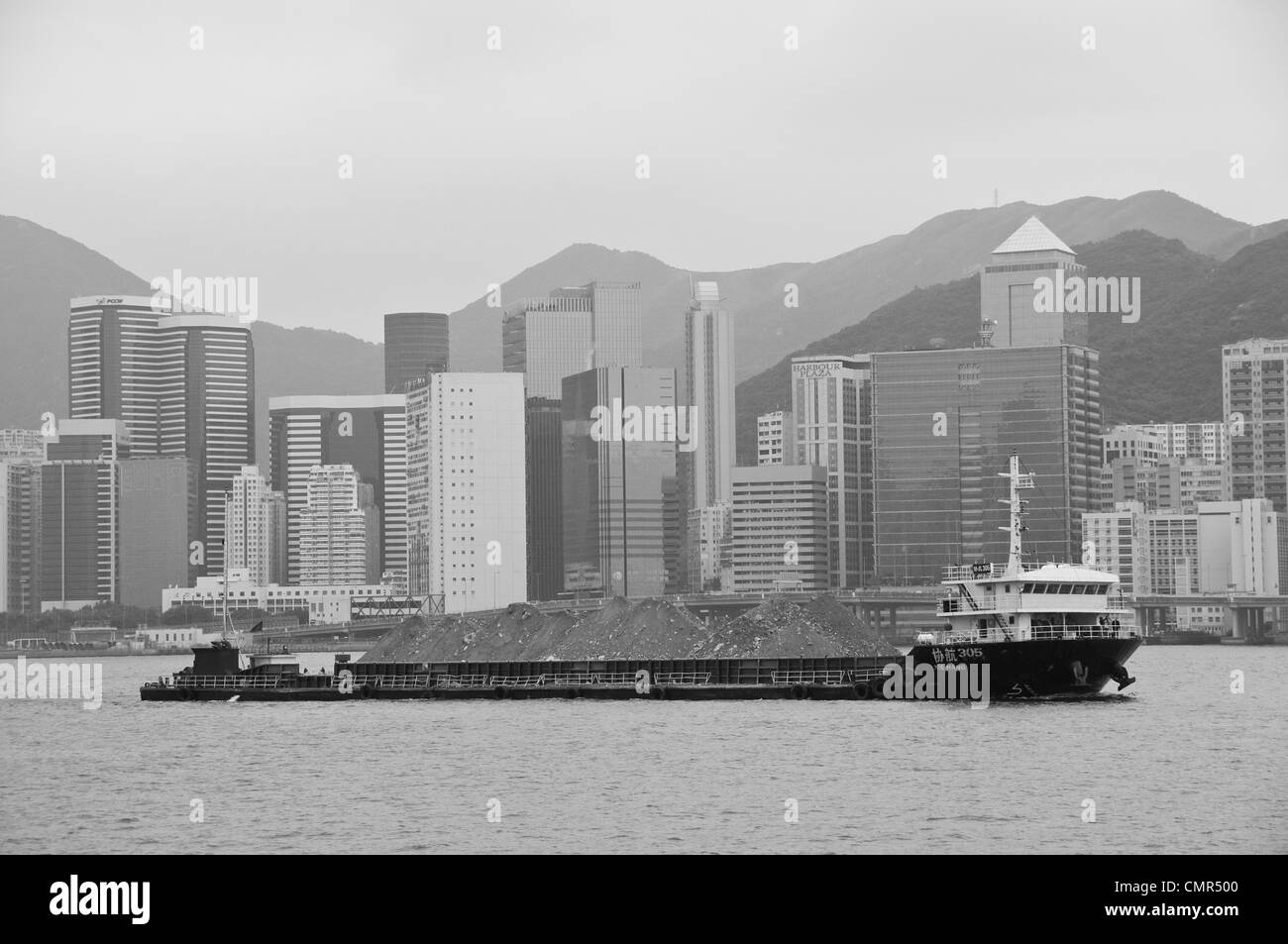 Il trasporto di riempire la sporcizia dalla chiatta. Hong Kong Cina Foto Stock