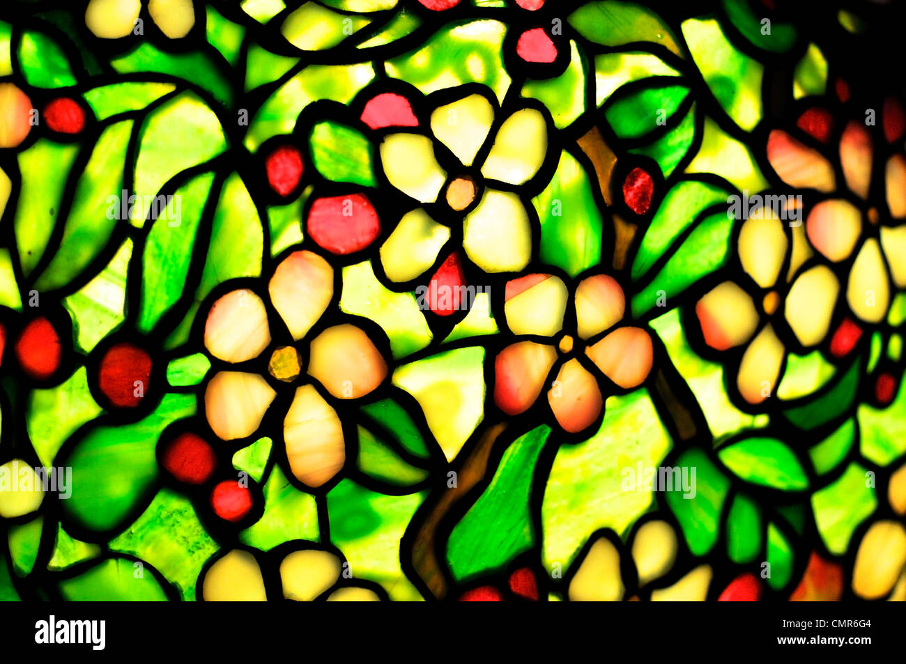 Dettaglio di un paralume realizzato in vetro colorato. Questo particolare stile art nouveau è chiamato stile Tiffany. Foto Stock