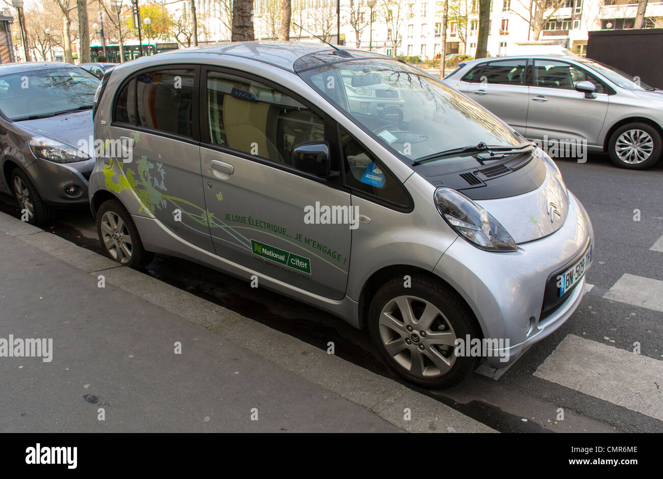 Parigi, Francia, noleggio auto elettriche, parcheggio in strada, concetto globale di green economy, vista laterale esterna Foto Stock