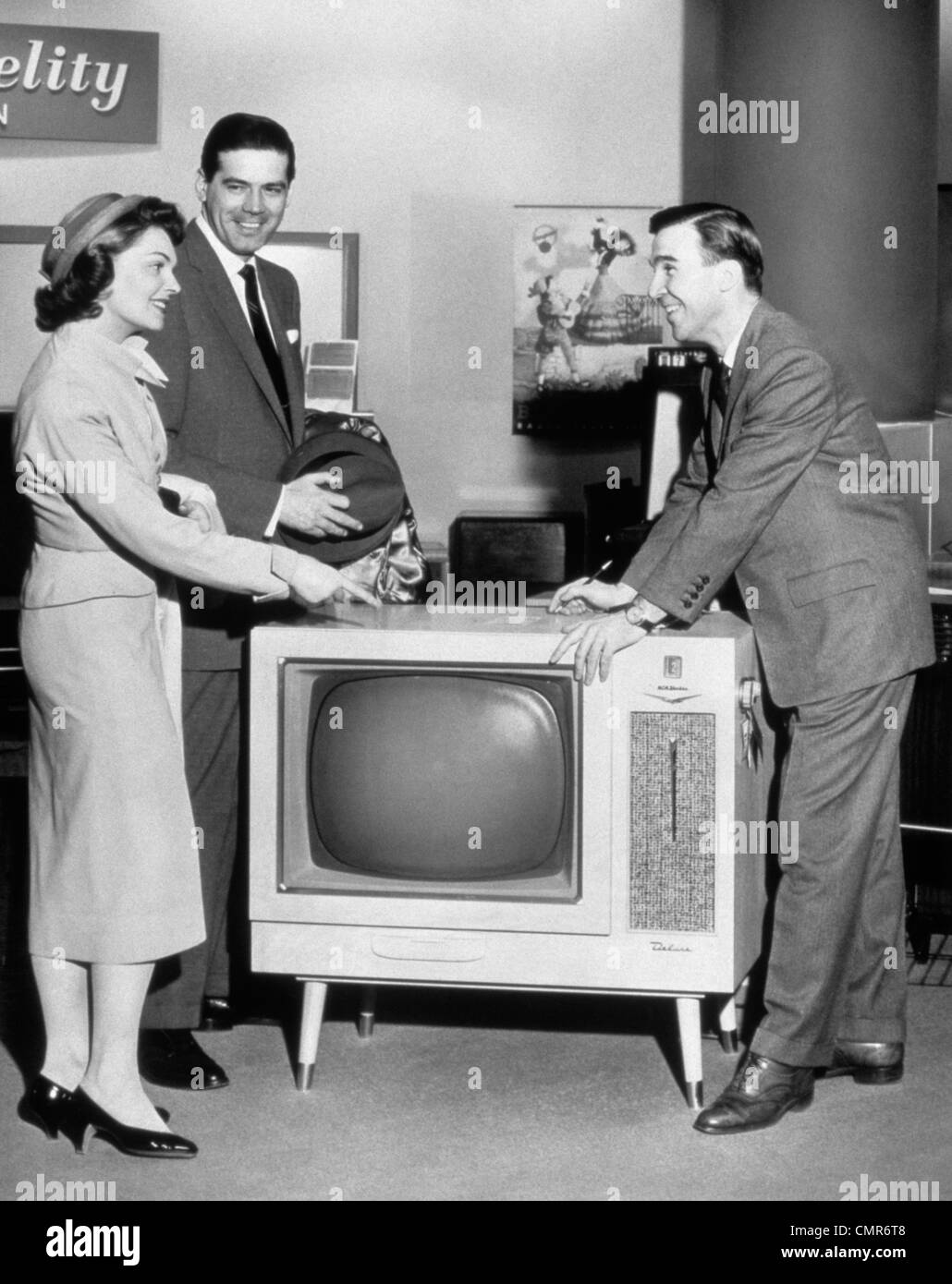 Anni Cinquanta anni sessanta giovane ACQUISTO NUOVA CONSOLE TELEVISIONE DAL VENDITORE APPLIANCE Foto Stock