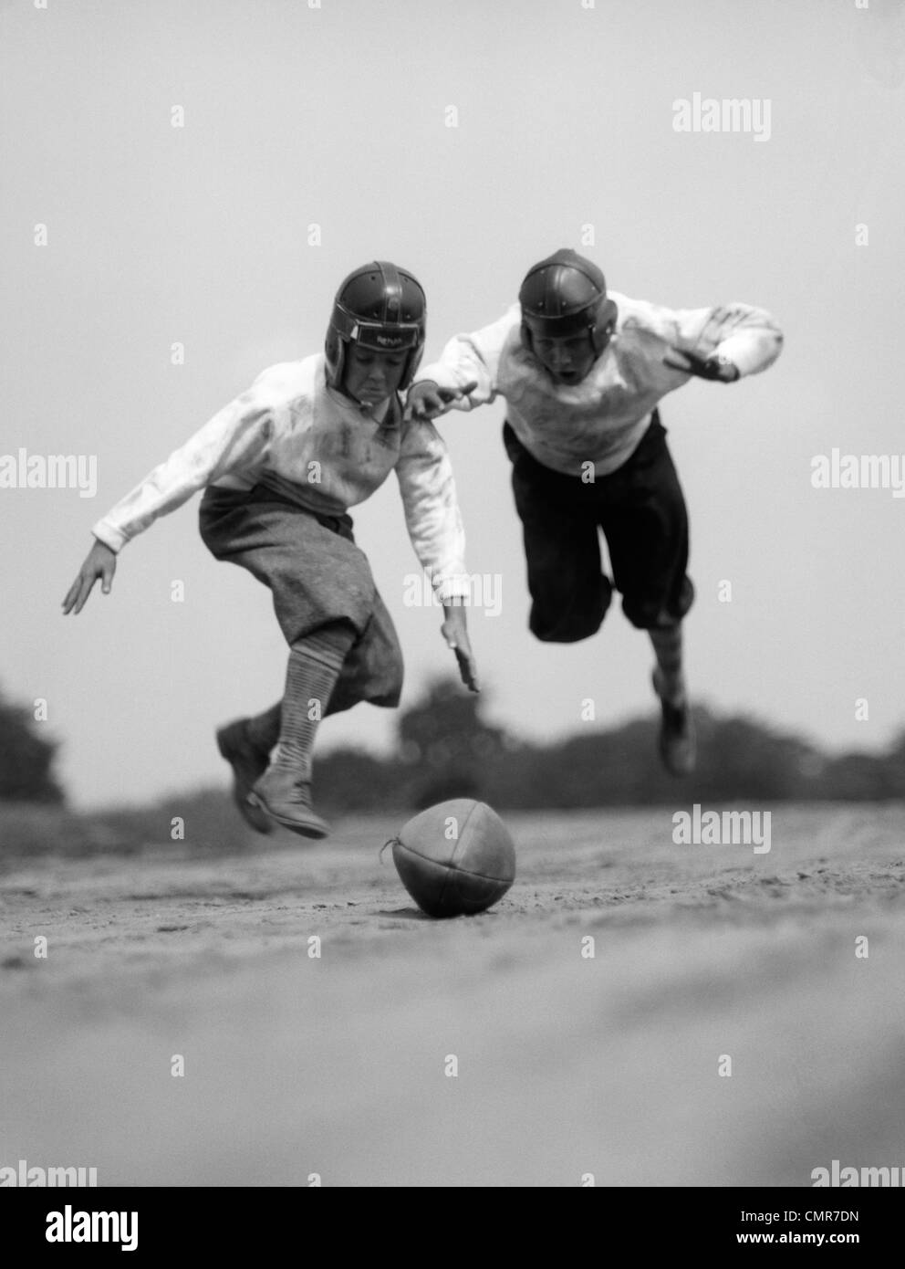 1930s coppia di ragazzi in mutande e caschi IN PELLE RACING A IMMERSIONE SUL CALCIO Foto Stock