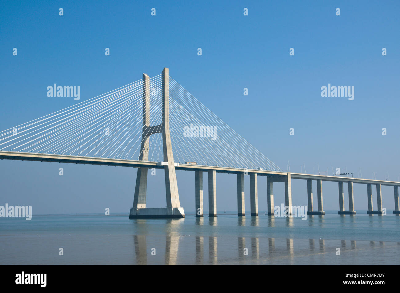 Ponte Vasco de Gama Bridge (1992) da Armando Rito Varcando il fiume Tejo Lisbona Portogallo Europa Foto Stock