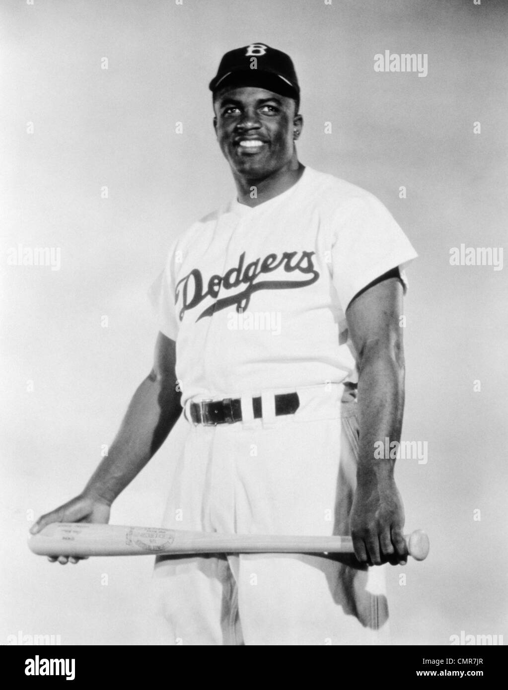 1940s 1947 BROOKLYN DODGERS giocatore di baseball Jackie Robinson che ha rotto il baseball di colore permanente di barriera guardando la fotocamera Foto Stock