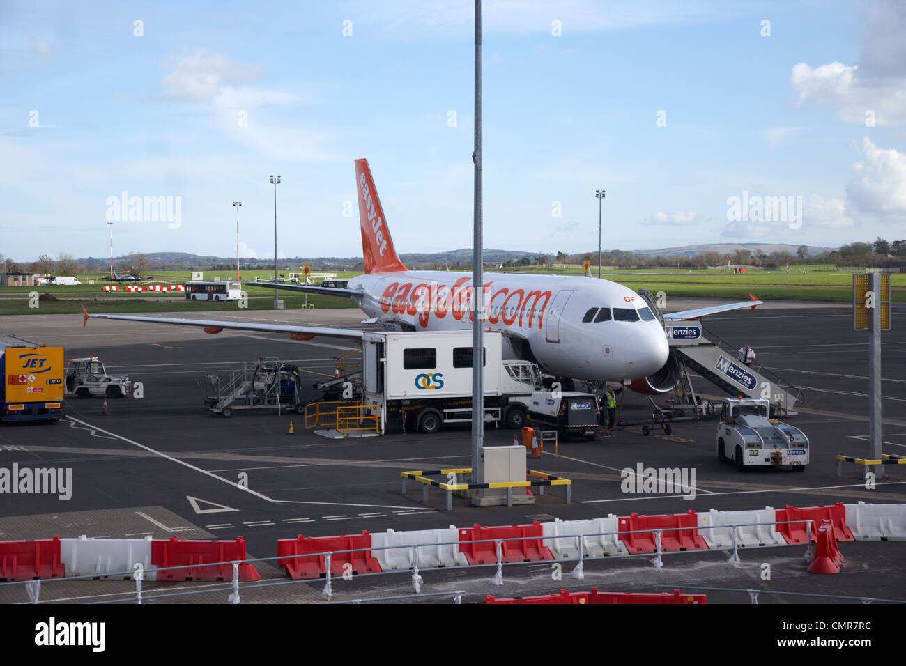 Manutenzione aeromobili easyjet parcheggiato sul supporto remoto presso l'aeroporto internazionale di Belfast Irlanda del Nord Regno Unito. Foto Stock