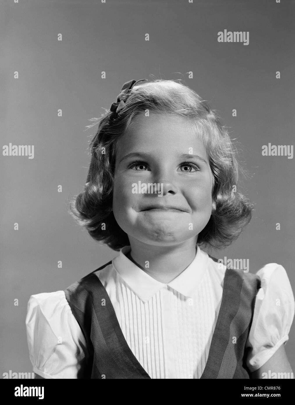 Anni sessanta bambina ritratto con malizioso sorriso Foto Stock