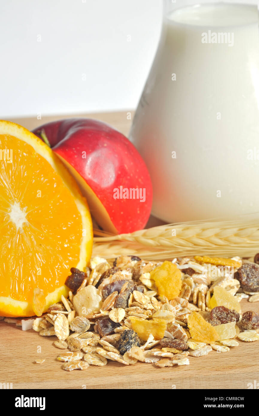 Cereali con latte e frutta Foto Stock