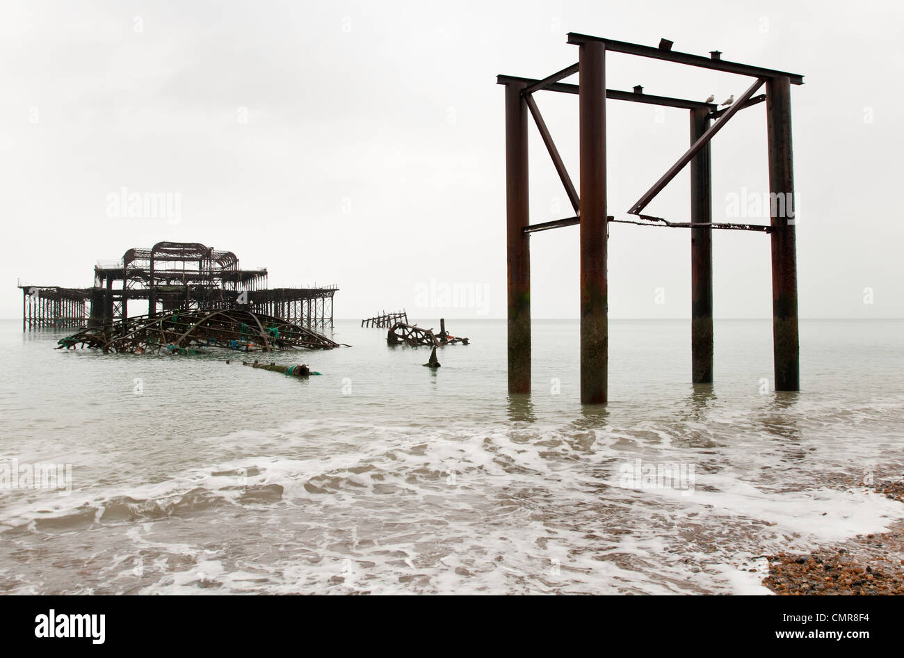 Il guscio di Brighton il molo Ovest nel profondo dell'inverno Foto Stock