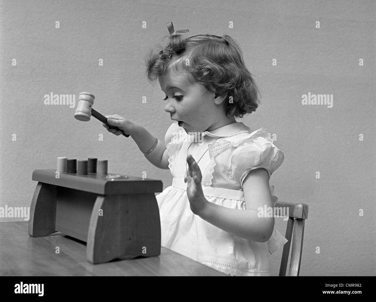 1940s bambino bambina gioca il martellamento gioco giocattolo Foto Stock
