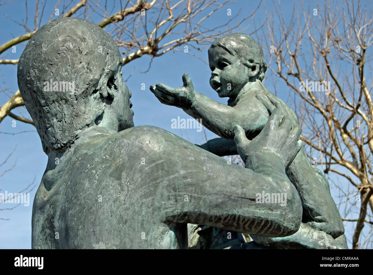 Dettaglio del in città, una scultura in bronzo di Giovanni ravera, in Battersea, Londra, Inghilterra Foto Stock