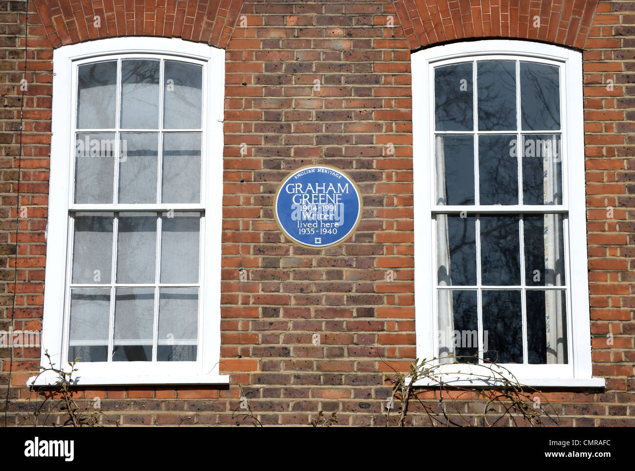 English Heritage targa blu la marcatura di una casa del romanziere Graham Greene, Clapham, Londra, Inghilterra Foto Stock