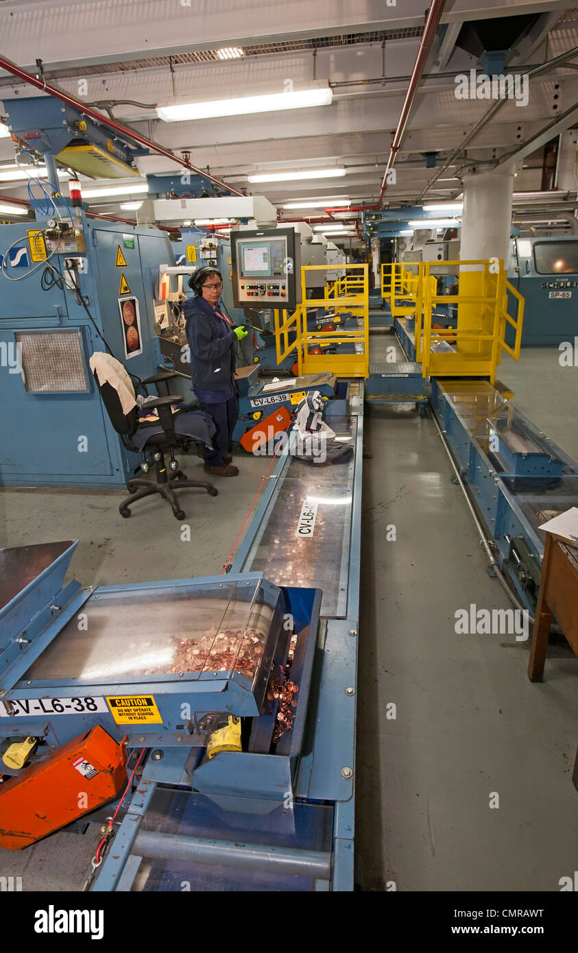 Denver, Colorado - un lavoratore supervisiona la produzione di penny monete presso la United States Mint. Foto Stock