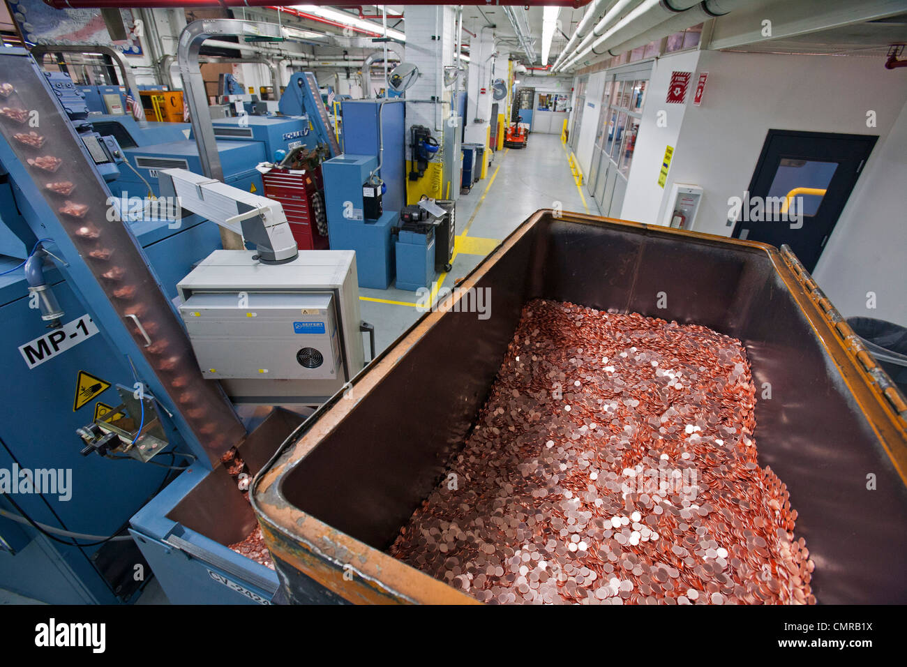 Denver, Colorado - produzione di monete presso la United States Mint. Un scomparto contiene forme vuote che sarà trasformato in pochi spiccioli. Foto Stock