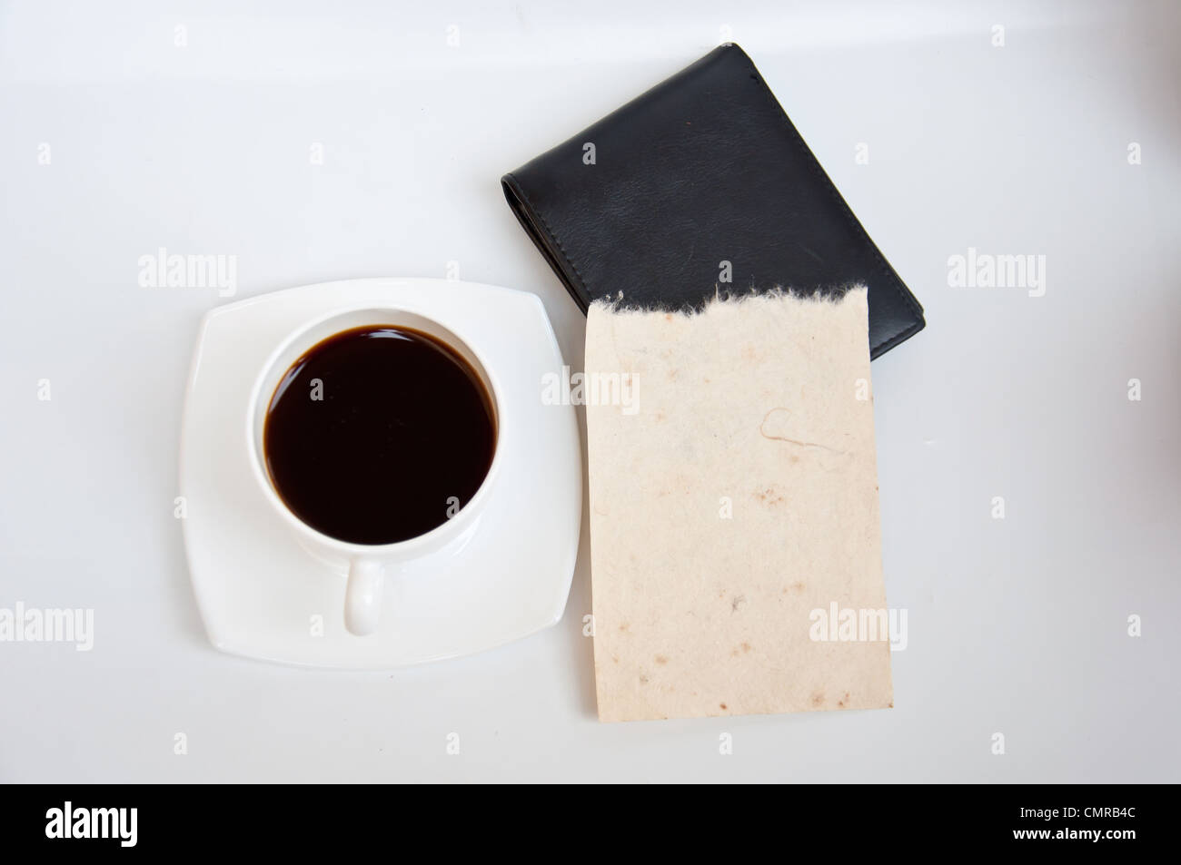 Carta bianca e caffè nero su sfondo bianco Foto Stock