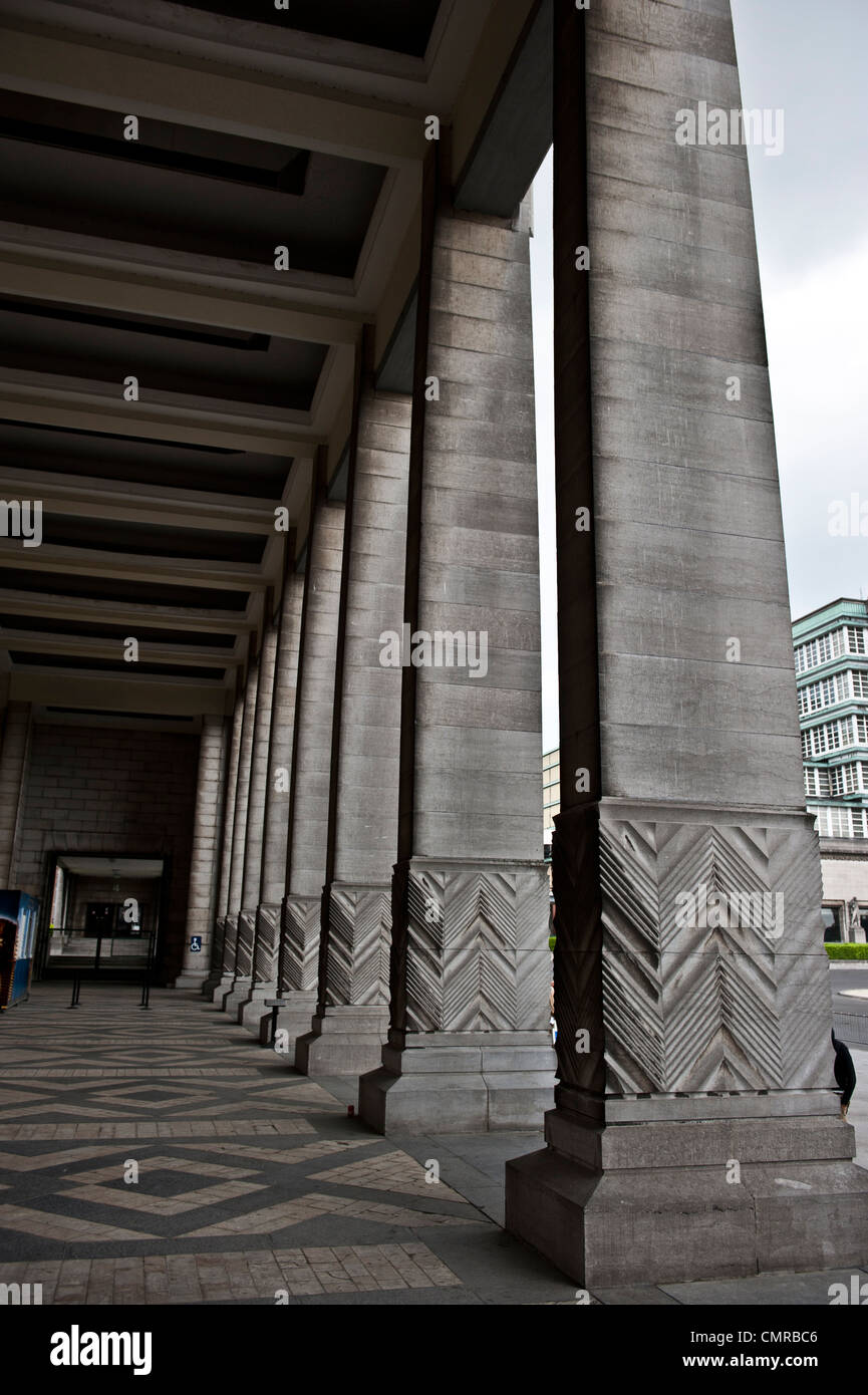 A base quadrata con colonne del montante esterno di Expo di Bruxelles in Heysel. Foto Stock