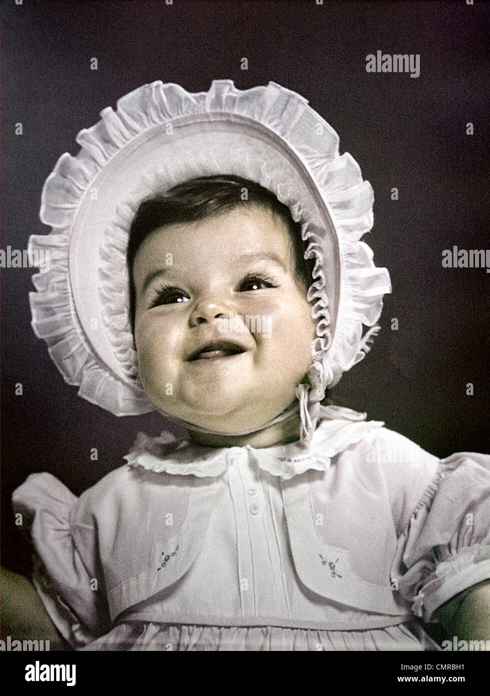 Negli anni quaranta anni cinquanta BABY BRUNETTE ritratto indossando bianco abito increspato grande Cappello del cofano Foto Stock