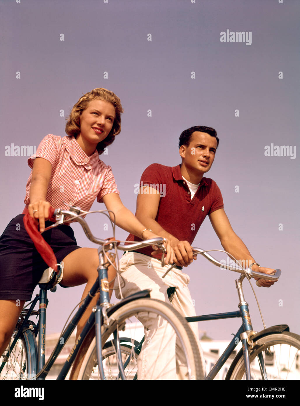 Anni Cinquanta anni sessanta GIOVANE UOMO DONNA equitazione biciclette all'aperto Foto Stock
