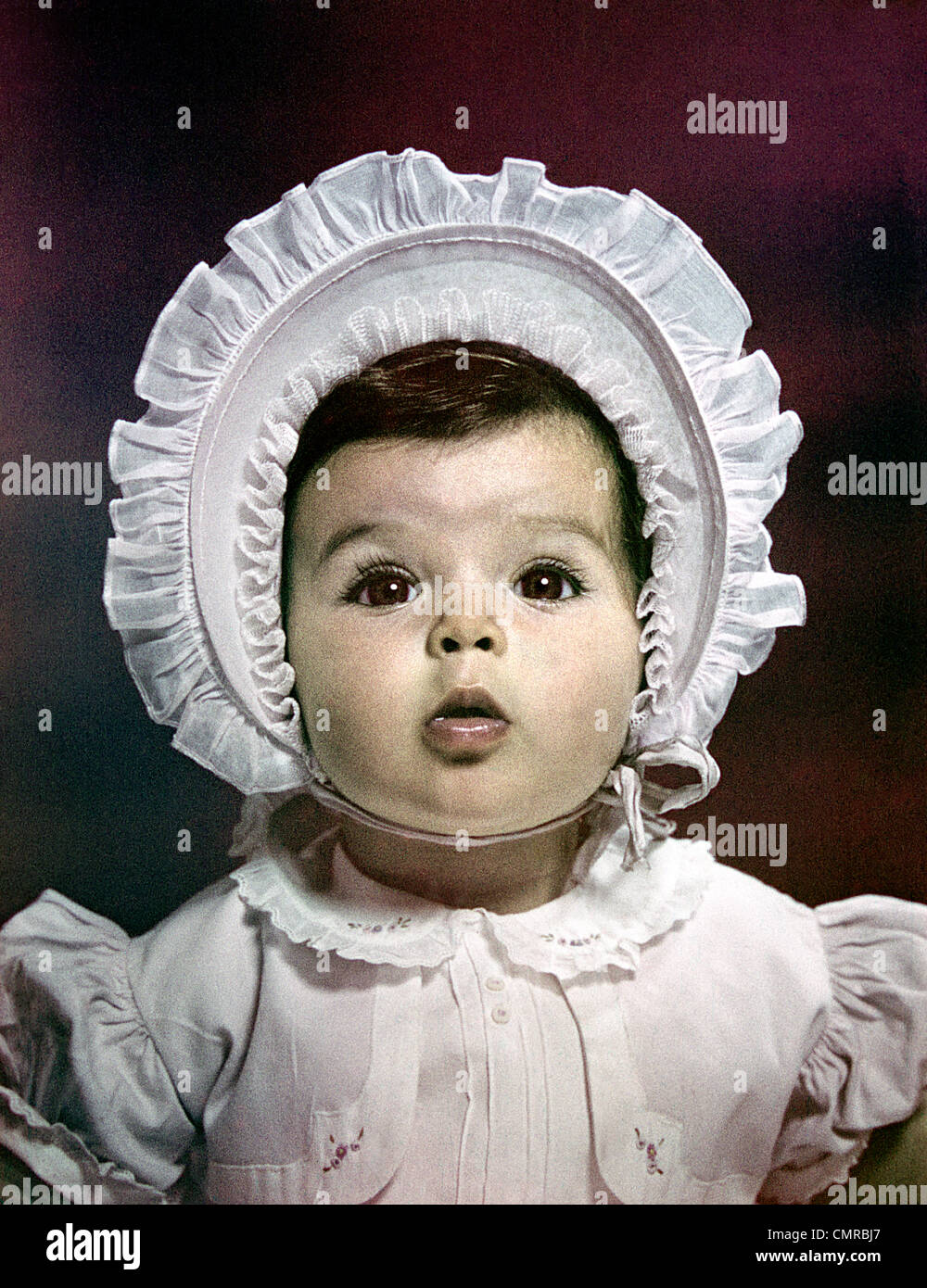 Negli anni quaranta anni cinquanta simpatico baby viso tondo LACY increspato abito grande Cappello del cofano Foto Stock