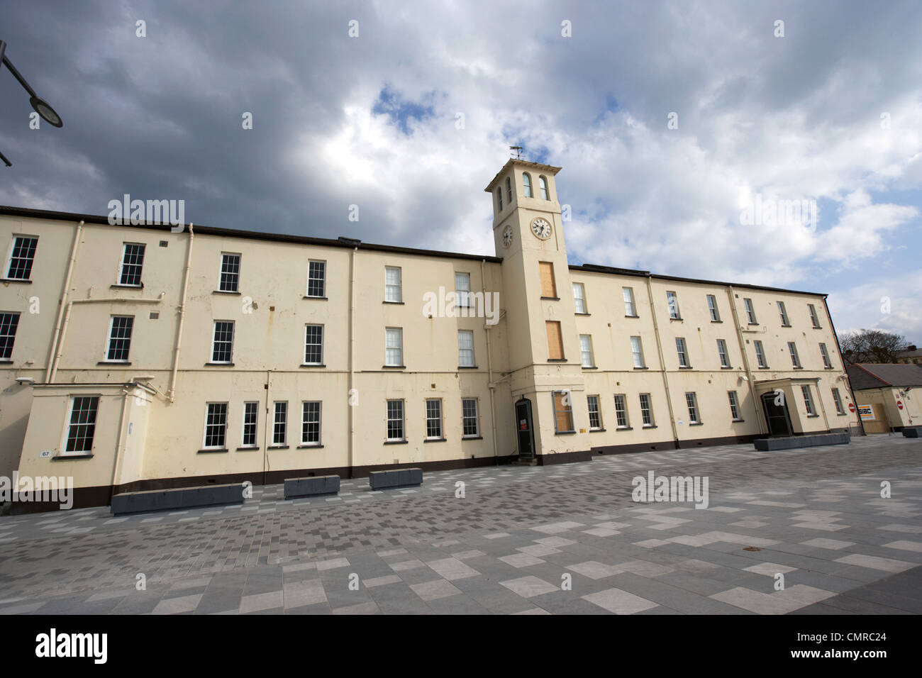 Soldati quarti con torre dell'orologio di piazza ebrington ex caserma ebrington base militare britannica Derry City county londond Foto Stock